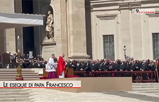 IL CARDINAL RE RICORDA L’ “ULTIMO ABBRACCIO” DEL PAPA AL “POPOLO DI DIO”
