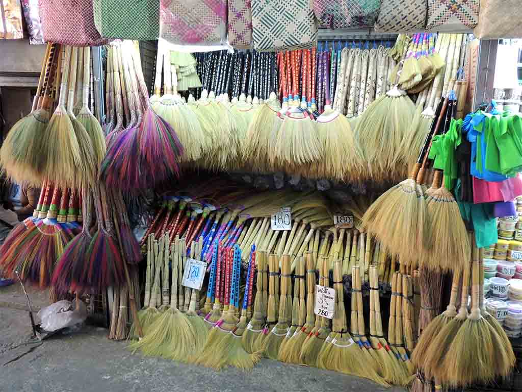 807 - Negozio di scope al mercato di Baguio - Filippine