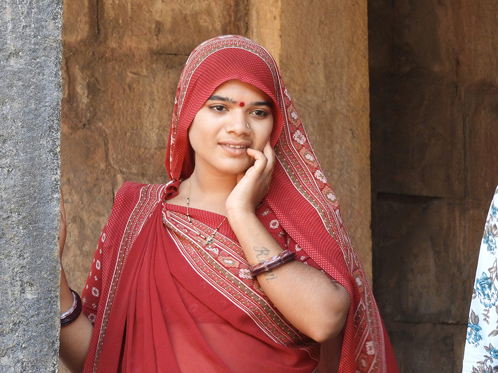 003 - Donna in abito tradizionale a Champaner - Gujarat