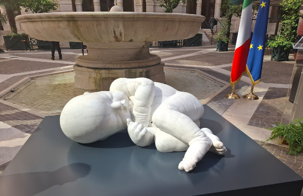 SCULTURA,  ââLOOK DOWNââ <BR> DI JAGO A MONTECITORIO   