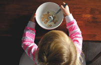Study finds self-feeding in early childhood boosts language development
