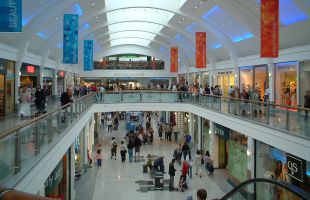 COMMERCIO, NEI PRIMI 9 MESI <BR> CALO DI 900 MILIONI EURO