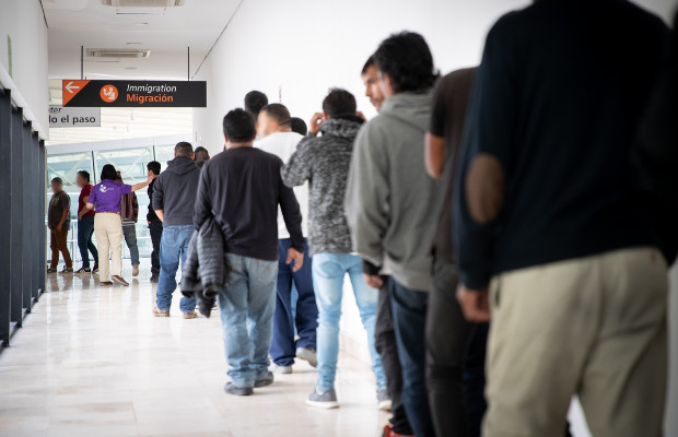 MIGRANTI, ECCO IL RACKET <BR> DEI VENDITORI DI ROSE 