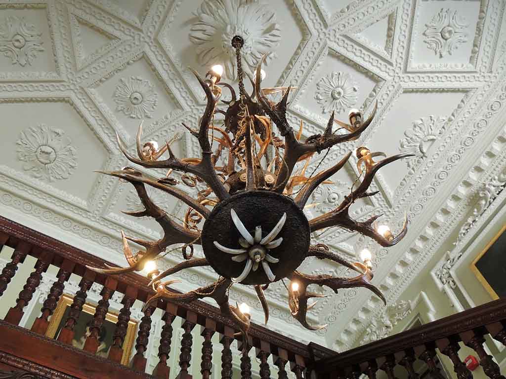 635 - Lampadario con corna di cervo all'interno del castello di Blair - Scozia