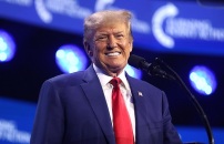 TRUMP SI AUTOCELEBRA <BR> MA CALA NEI SONDAGGI
