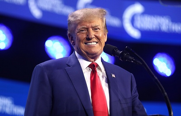 TRUMP SI AUTOCELEBRA <BR> MA CALA NEI SONDAGGI