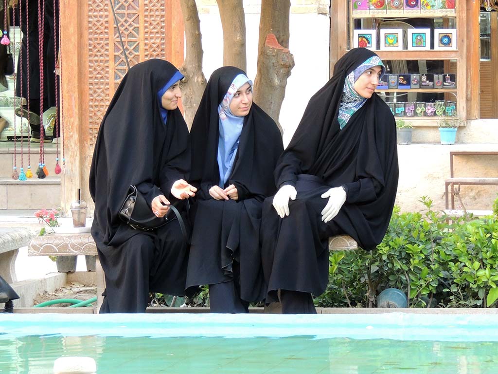 690 - Due chiacchiere nel caravanserraglio di Moshir a Shiraz - Iran