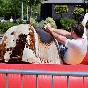 Show games / the mechanical bull is born in Lombardy and finds riders all over the world