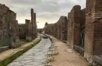 Tra gli scavi <BR> di Pompei