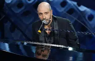 Checco Zalone <br> torna in scena <br> con âAmore + Ivaâ