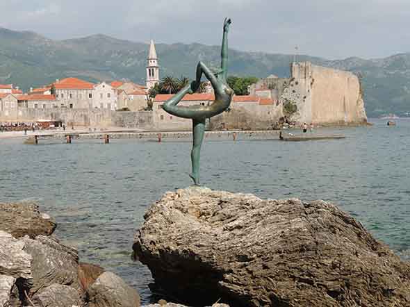1010 - Statua della ballerina sulla spiaggia di Budva - Montenegro