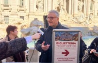LA FONTANA DI TREVI <BR> A 2 EURO PER I TURISTI