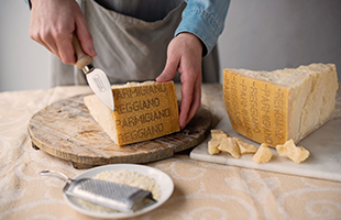 Il Parmigiano Reggiano torna al Sial: lâexport cresce ancora, 54,8% delle vendite totali