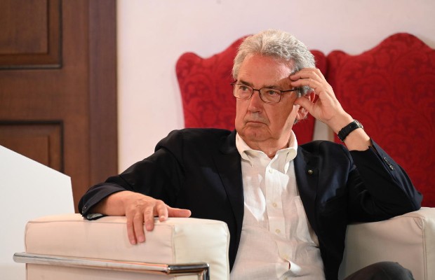 BERNABEâ: COSIâ TRUMP <BR> COMPATTA ZAR E CINA