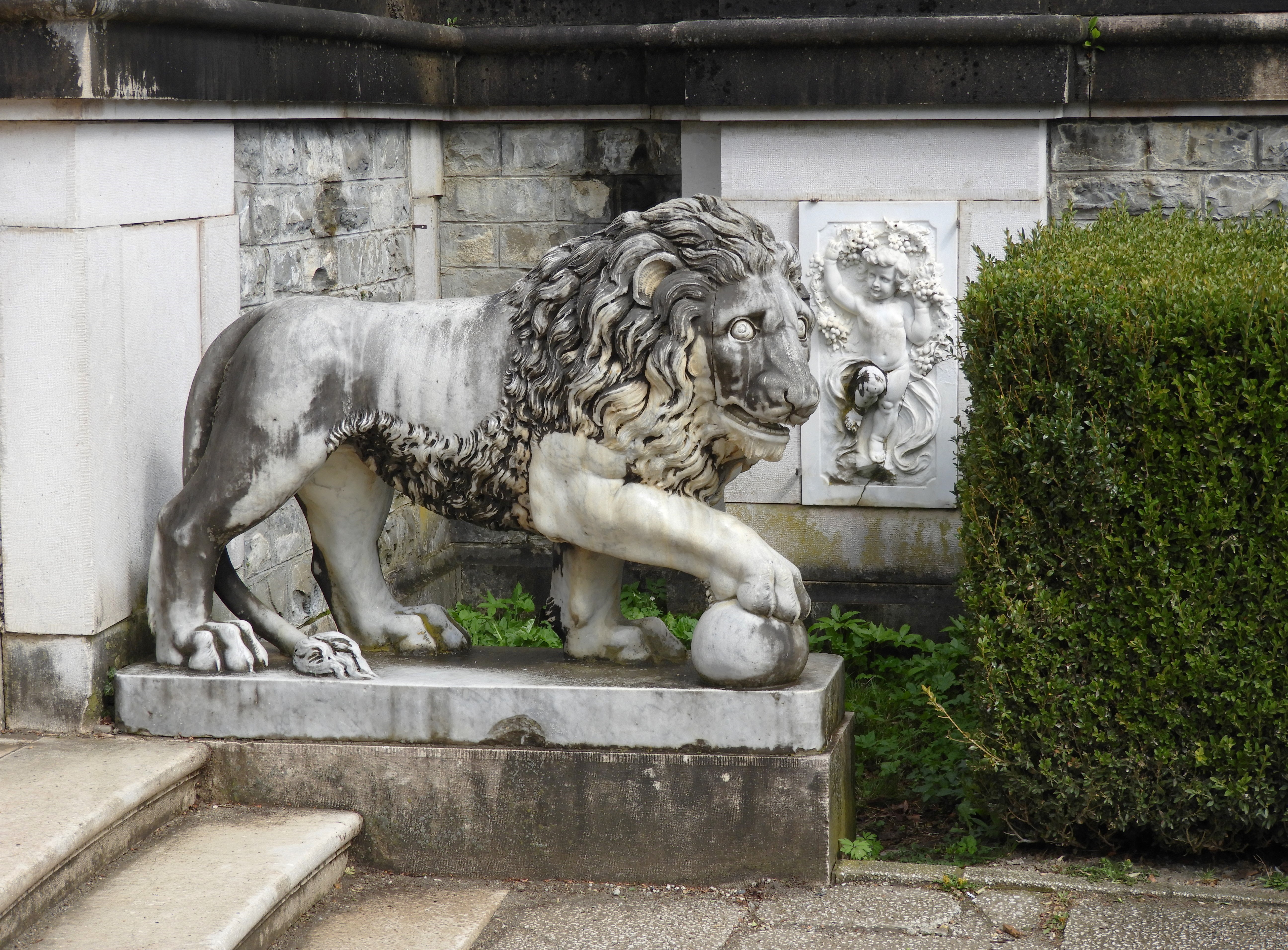 25 - Nel giardino del Castello di Peles nella localitÃ  montana di Sinaia - Romania 