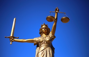 E adesso la sinistra <br>riformi la giustizia