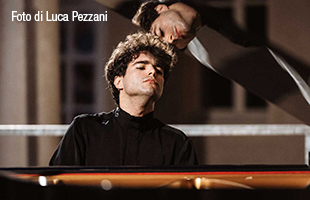 Concerto del pianista Elia Cecino, primo italiano a vincere al Concorso Iturbi