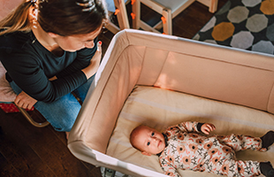 Quando il neonato non dorme: ecco piccoli gesti e strategie