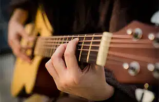 Una chitarra di Davide Lo Surdo in un museo americano 