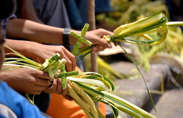 IL PAPA: âPORTARE LA CROCE <br> DI CHI SOFFRE ACCANTO A NOIâ