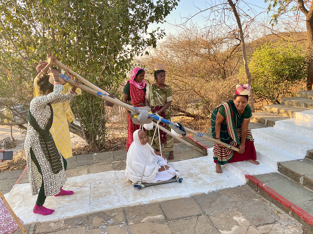021 - Portantina per salire i 3.745 gradini per il tempio di Adinath - Gujarat