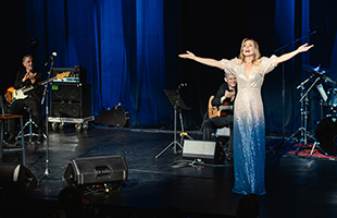 Serena Autieri celebra Napoli e le sue canzoni e incanta il pubblico di Bucarest