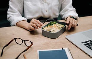 La pausa pranzo (non) va in vacanza: 5 abitudini per sopravvivere in ufficio