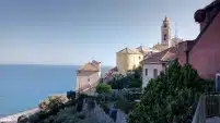 Il borgo medievale che affaccia sul mar Ligure
