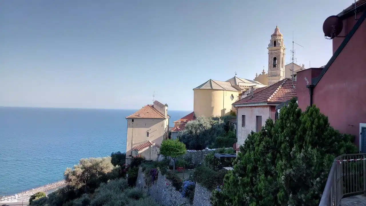 Il borgo medievale che affaccia sul mar Ligure