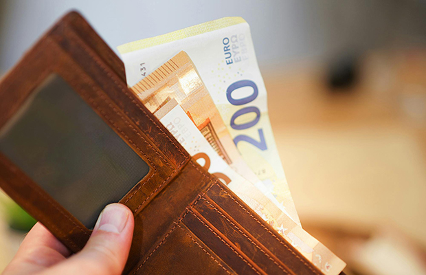 Lo studio: italiani indebitati per il 50% del reddito