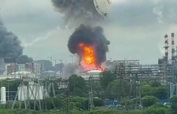 MOSCA SOTTO ATTACCO <BR> RAFFINERIA IN FIAMME