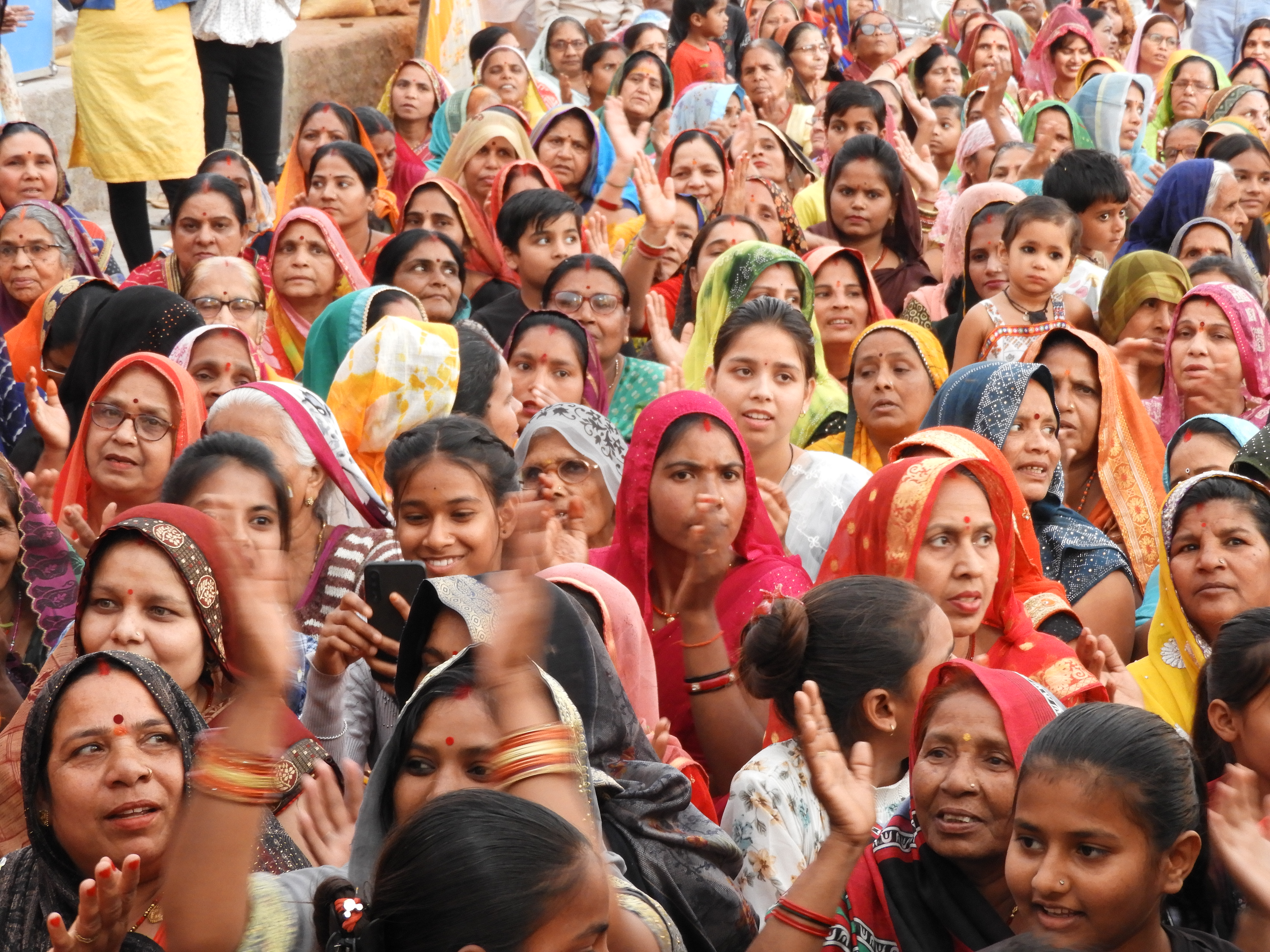 1238 - Donne durante una cerimonia a Datia - India