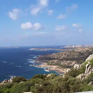 Tragedy on La Maddalena: tourist dies crushed by a boulder