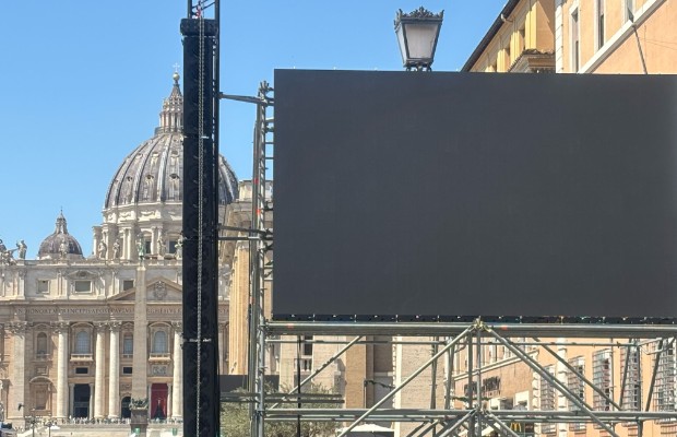 PAPA, MAXISCHERMI <BR> PER DIRETTA ESEQUIE