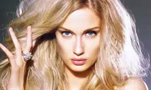 LA TOP MODEL SICILIANA RICCOBONO <br> E' LA SPOSA IDEALE 
