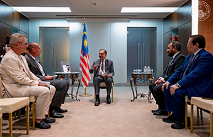 Consegnata al primo ministro della Malesia la copia del suo libro âRinascita dellâAsiaâ 