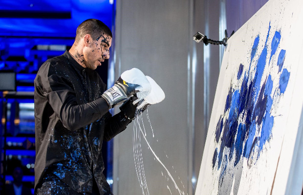 OMAR HASSAN, LâARTISTA <BR> CHE BOXA CON I QUADRI