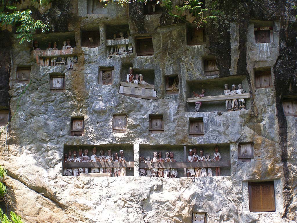 493 - Sulawesi Tana Toraja tombe sulla roccia - Indonesia