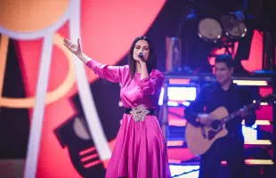 Laura Pausini hosts of Lo Nuestro Award