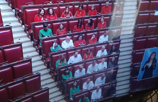 M5S ALLA CAMERA VESTITI <br> DA BANDIERA PALESTINESE