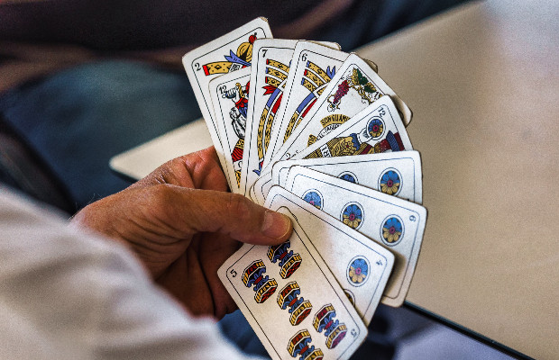 4 ITALIANI SU 10 <BR> GIOCANO A CARTE  