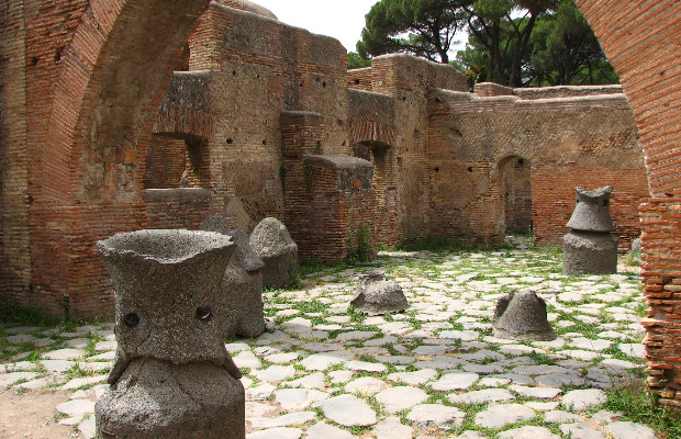 OSTIA ANTICA, SCOPERTI <BR> RESTI OGGETTI RITUALI  