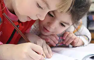 Il controllo genitoriale eccessivo puo' far male al bambino: lo studio di UniTo e Universita' europea di Roma