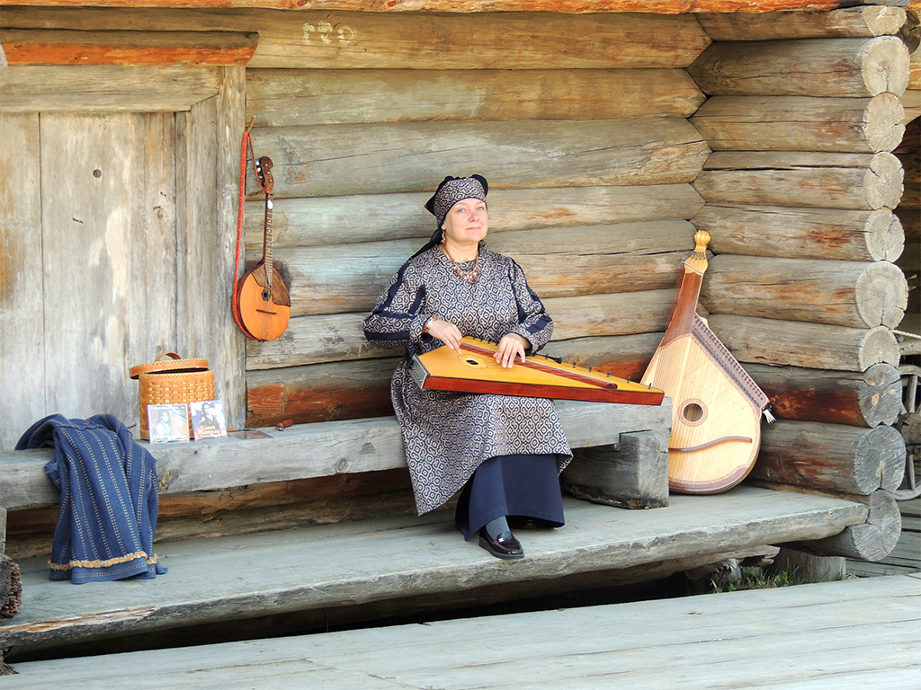 915 - suonatrice di arpa presso il villaggio Taltsy presso il lago Baikal