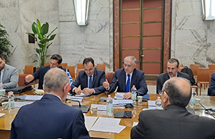 Italia-Grecia: Urso firma due memorandum con i ministri Theodorikakos e Papastergiou su PMI e IA