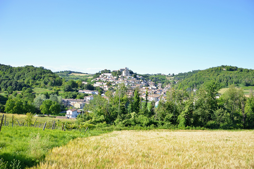 Il paese medievale sulle colline piemontesi