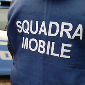 Naples bank siege: armed gang takes 25 hostages and escapes through sewers