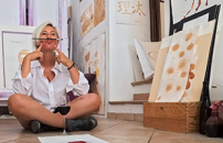 Rita Barbero, lâartista piemontese che dipinge con il vino, vola in Kenya