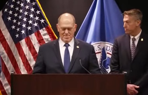 VIA 700 AGENTI ICE <br>  DAL MINNESOTA