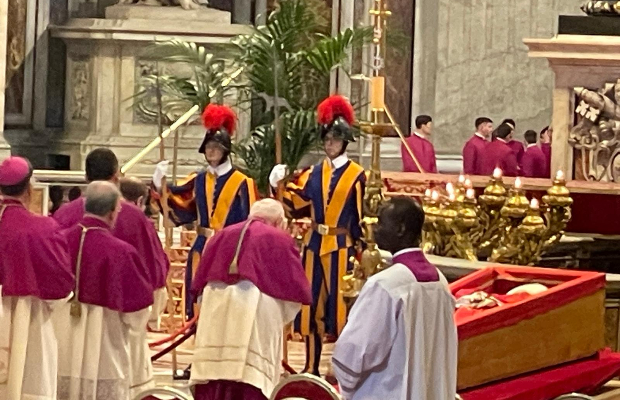 PAPA, CON LE ESEQUIE <br> INIZIANO I NOVENDIALI